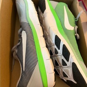 Nike Men's Gray and Green Running Shoes